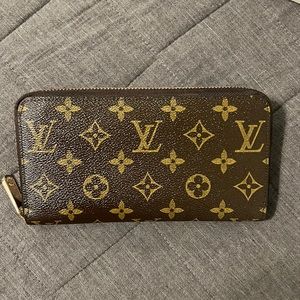 Authentic LOUIS VUITTON Zippy Wallet